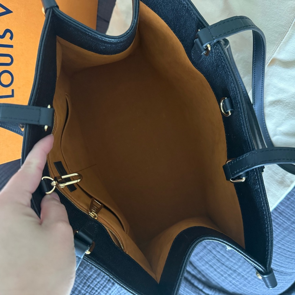 Louis Vuitton Black Monogram Onthego Tote Bag - Picture 2 of 11